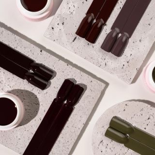 DIE STILLE VOR DEM WINTER 🤍🩷 Dunkle Farbtöne haben etwas an sich, das sich nicht erklären lässt. Ein bisschen...